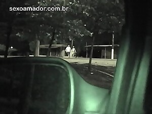 De dentro do carro, homem flagra jovens se agarrando descaradamente na rua